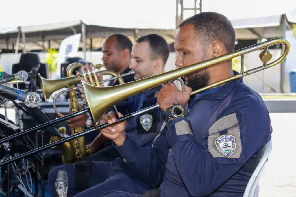 Musicos da Banda da Guarda da Serra tocando instrumentos de sopro.