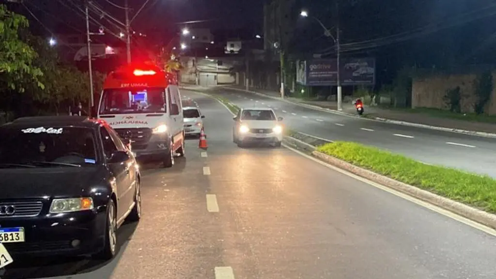 Grave acidente entre carro e moto termina com morte de motociclista na Serra Jovem morre após acidente envolvendo carro e moto na Avenida Norte Sul.