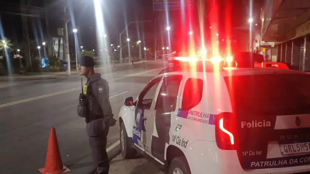 Sujeito esfaqueia mulher após pedir informação em praça de Jacaraípe Mulher é esfaqueada por não dar informações em praça de Jacaraípe