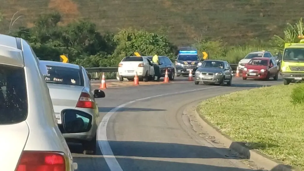 Tragédia no Trânsito: colisão frontal durante ultrapassagem termina com 4 feridos e um morto na BR-101 em Ibiraçu Grave acidente entre 3 veículos termina em morte na BR-101