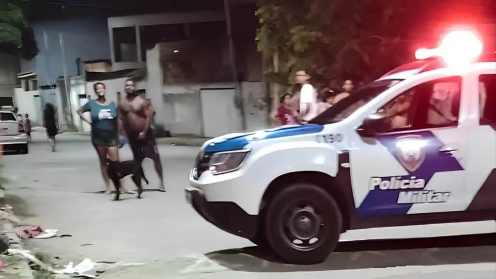Assassinos dentro de carro executam idoso a tiros no meio da rua na Serra Assassinos de carro executam idoso a tiros no meio da rua no bairro Jardim da Serra