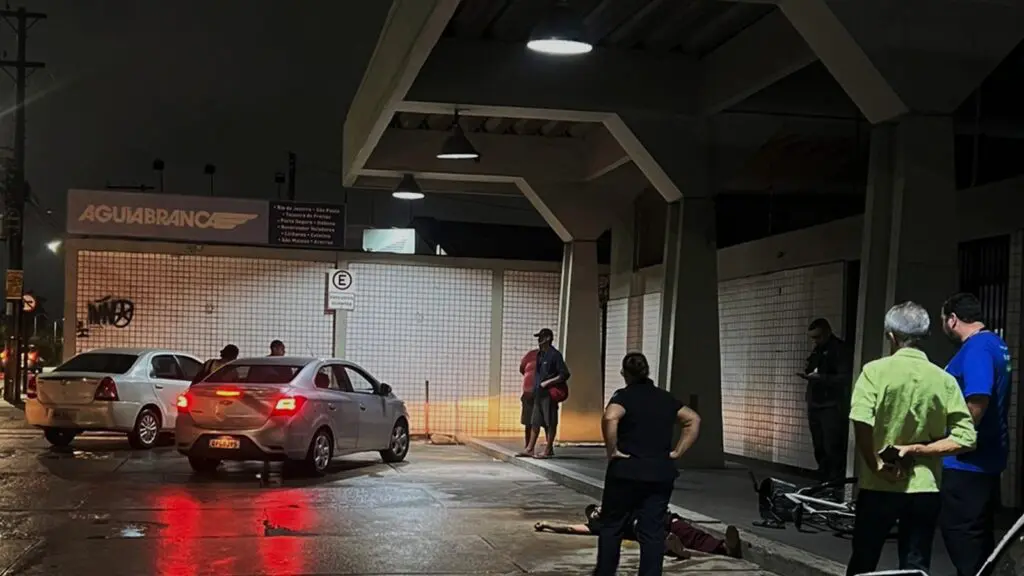 Sujeito tenta assaltar rodoviária com arma falsa e acaba morrendo em Carapina Sujeito tenta assaltar com arma falsa e acaba morrendo em Carapina