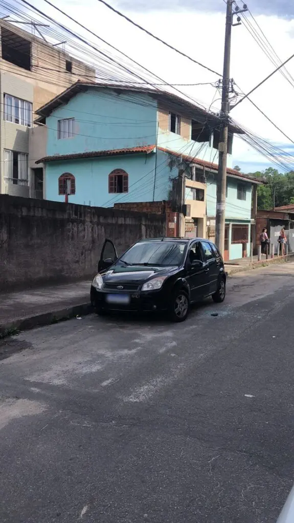 Duplo homicídio: dois homens morrem após serem metralhados dentro de carro na Serra