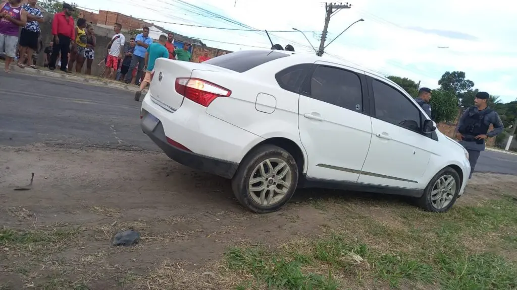 Homem é executado a tiros enquanto conduzia veículo na Serra Homem é executado a tiros enquanto conduzia veículo na Serra