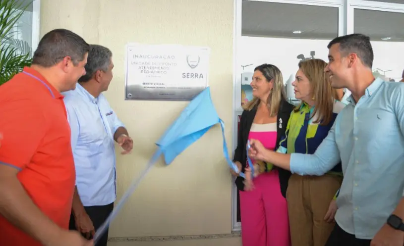 Vidigal retira a faixa da placa de inauguração 