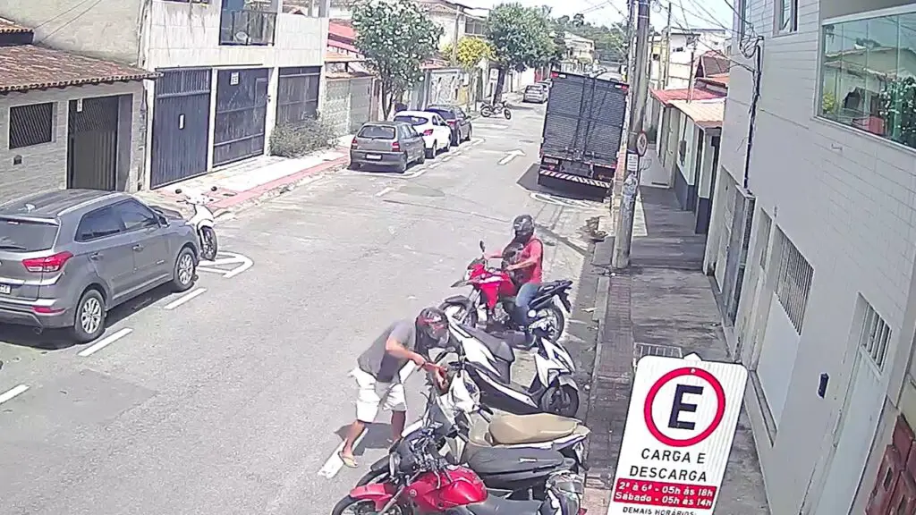 Vídeo: Moto é furtada em plena luz do dia por dupla de criminosos na Serra Assaltantes furtam moto durante a luz do dia na Serra.
