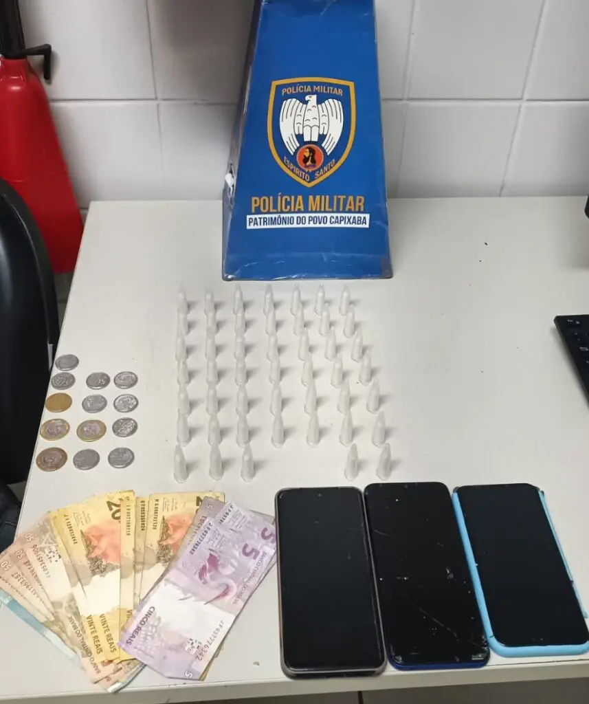 Materiais apreendidos durante a ocorrência sobre uma mesa da Delegacia de Polícia Civil.