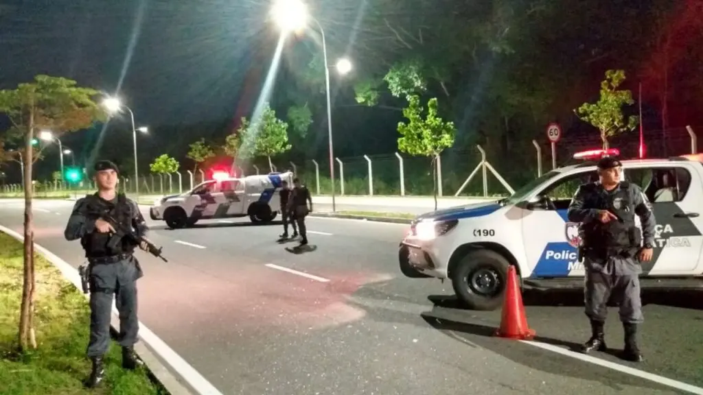 Rolezinho de moto acaba em perseguição e tiros no bairro Nova Carapina Polícia Militar captura dois sujeitos durante golezinho de moto na Serra