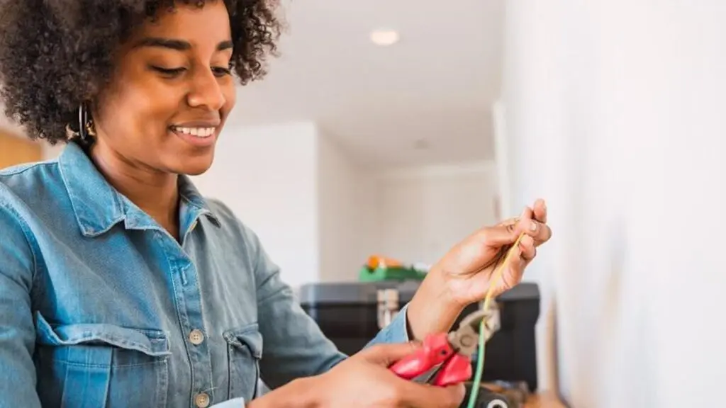 Mulheres terão a oportunidade de fazer Curso de Eletricista Predial de Baixa Tensão de forma gratuita na Serra.