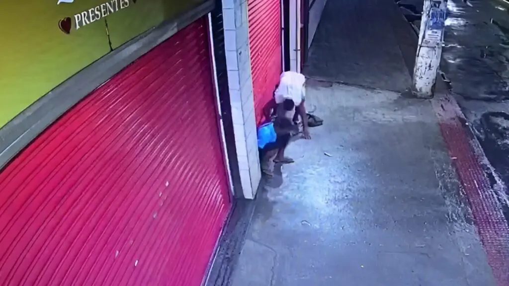 Vídeo: Bandidos invadem e fazem a limpa em loja de produtos importados na Serra Ladrões fazem a limpa em loja de produtos importados na Serra.