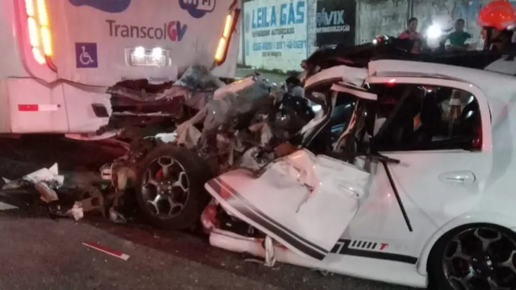 Grave acidente entre carro e ônibus termina com a morte de motorista na Serra Fisiculturista morre após bater carro na traseira de ônibus na Serra