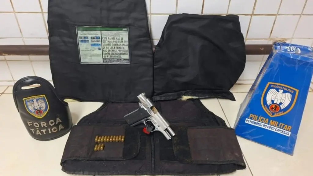 Perseguição da Polícia Militar termina com traficante armado invadindo festa de aniversário na Serra Força Tática apreende arma e colete a prova de balas em São Geraldo.