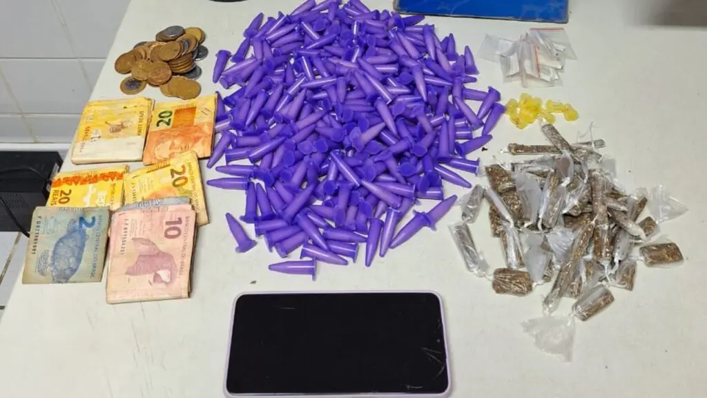 Polícia Militar arrocha traficante vacilando na pista e apreende mochila recheada de drogas na Serra Força Tática apreende grande quantidade de drogas na Serra.
