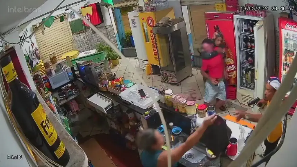 Vídeo: Assaltantes armados invadem bar e aterrorizam a proprietária e cliente no bairro São Diogo Assaltantes roubam moto de cliente em bar da Serra.