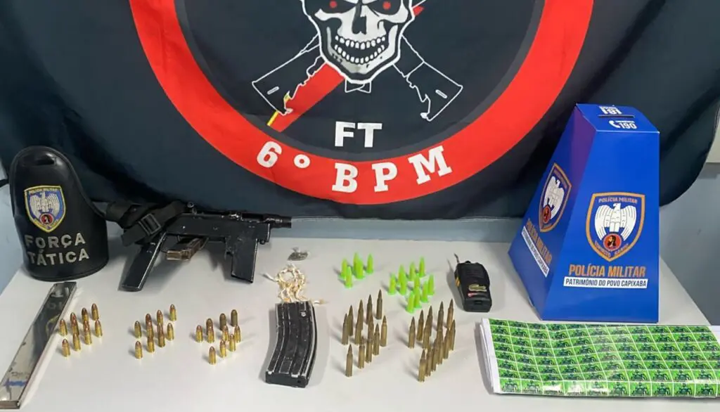 Força Tática arrocha traficantes e apreende metralhadora e drogas na Serra Polícia Militar apreende metralhadora e drogas após denúncias anônimas na Serra.