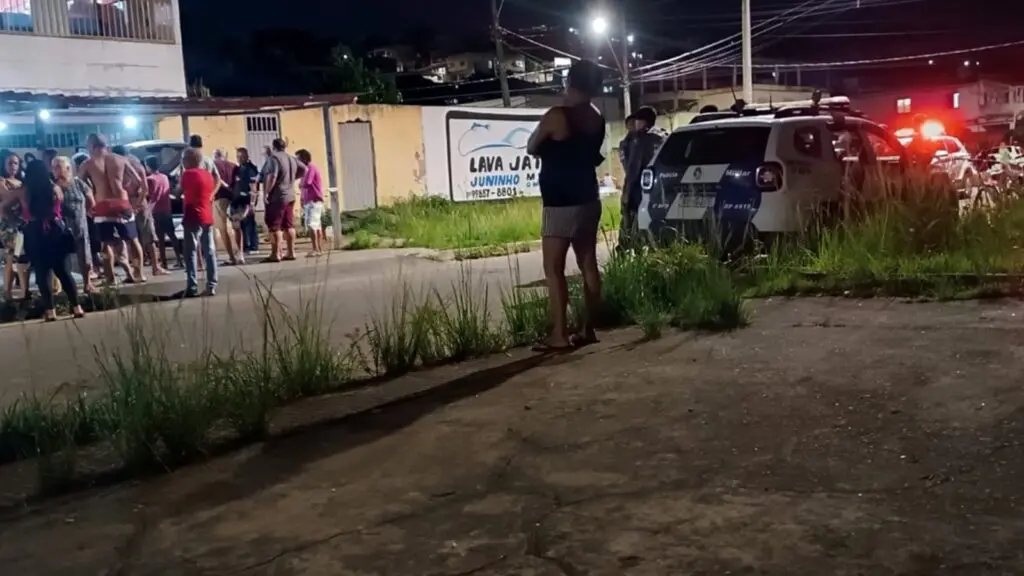Homem é executado a tiro dentro de lava jato no bairro Vista da Serra Homem é executado a tiros dentro de lava jato no bairro Vista da Serra