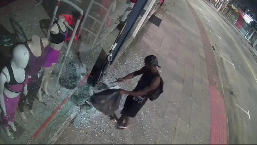 Vídeo: Loja de roupas é invadida pela segunda vez em menos de uma semana na Serra