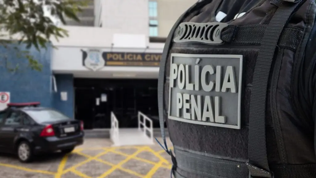 Detento gera tiroteio ao tenta meter o pé após receber alta de hospital na Serra Detento tenta meter o pé após ser atendido em hospital na Serra.