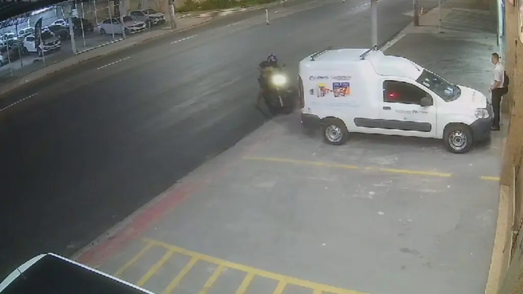 Dono de moto flagra moto sendo levada por bandido na Serra.