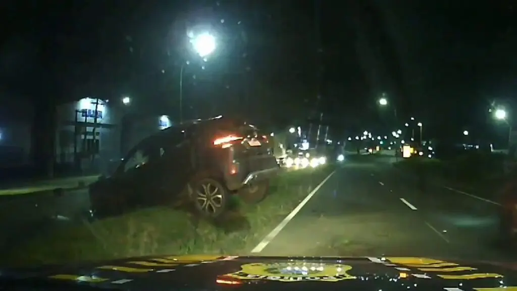Vídeo: PRF persegue carro suspeito na contramão que termina em grave acidente na Serra Perseguição termina em acidente na BR-101