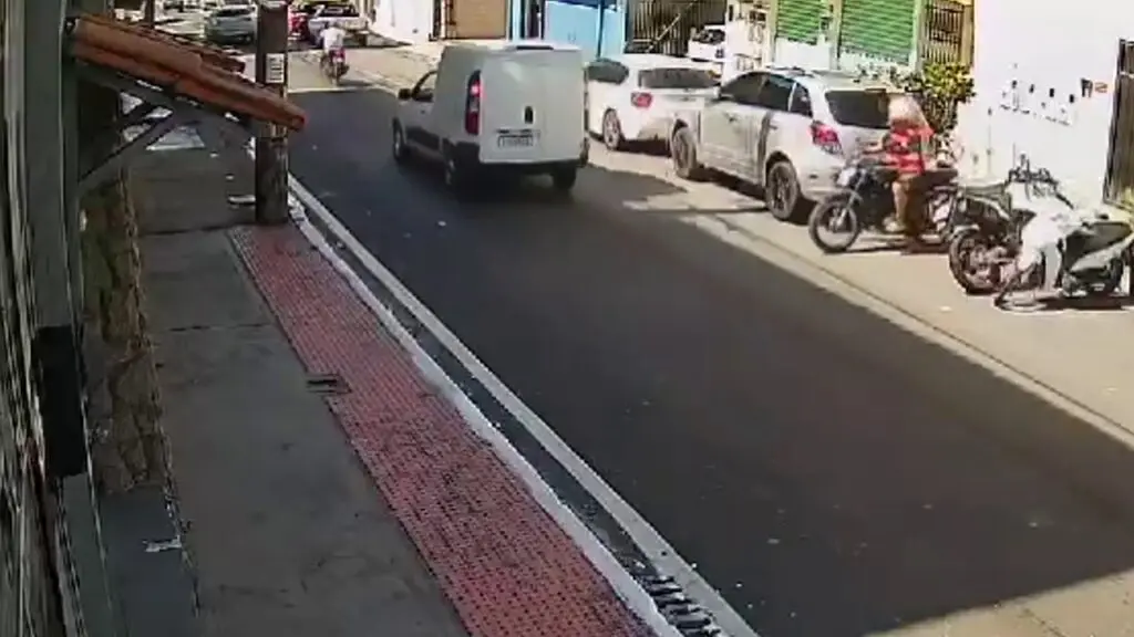 Vídeo: Câmera de segurança flagra ladrão furtando moto em plena luz do dia na Serra Vídeo: Ladrão furta moto em plena luz do dia na Serra.