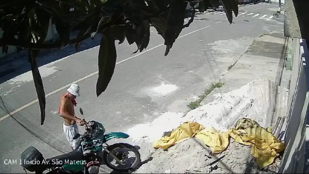 Câmera de segurança flagra sujeito furtando moto em plena luz do dia na Serra Vídeo: Bandido é flagrado furtando moto em Barcelona.