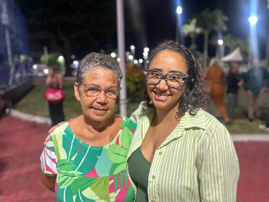 Avó e neta que utilizam a orla para lazer, abraçadas pousando para a foto.