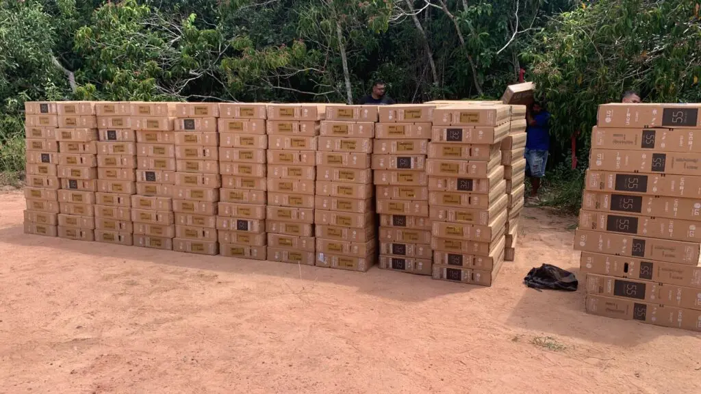 Vídeo: Polícia Militar recupera carga milionária com centenas de TVs roubadas em Jacaraípe Polícia Militar arrocha quadrilha e recupera carga roubada de televisores na Serra.
