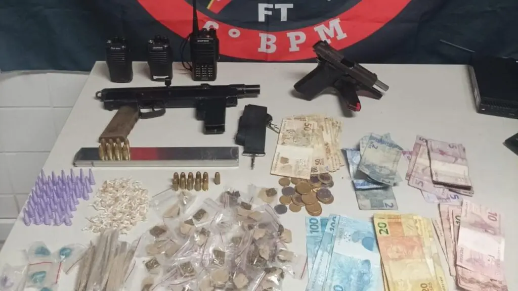Força Tática arrocha traficantes e realiza apreensão de armas e drogas na Serra Força Tática prende traficantes que tentaram fugir se escondendo em um rio na Serra.