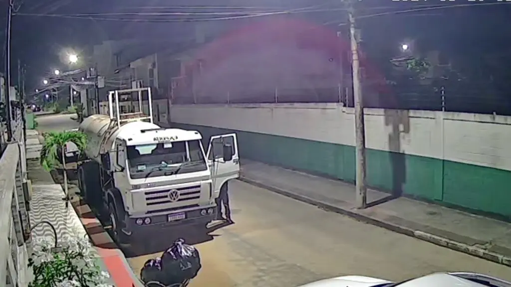 Vídeo: Câmera de segurança flagra sujeitos mascarados tentando furtar caminhão na Serra Vídeo: Bandidos são flagrados tentando furtar caminhão na Serra.