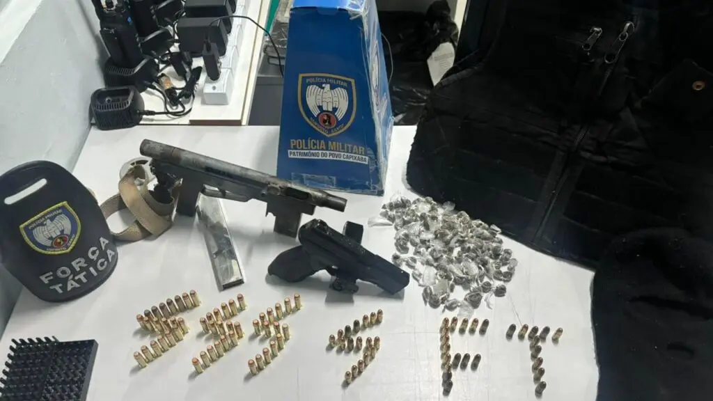 Força Tática arrocha biqueira e apreende submetralhadora e drogas na Serra Polícia Militar põe traficantes para correr e apreenderam armas e drogas na Serra.