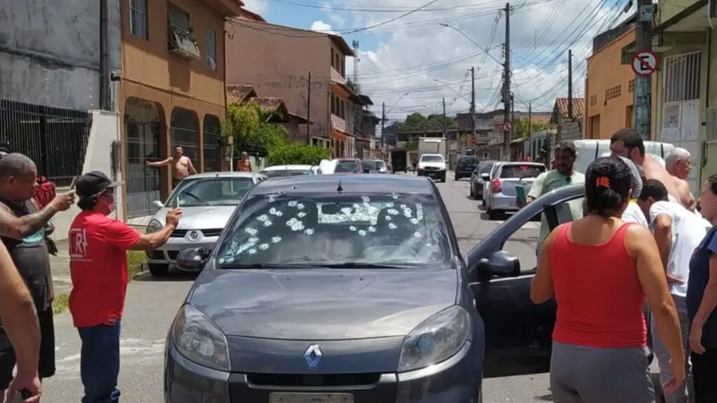 Homem morre dentro de carro metralhado por tiros em Laranjeiras