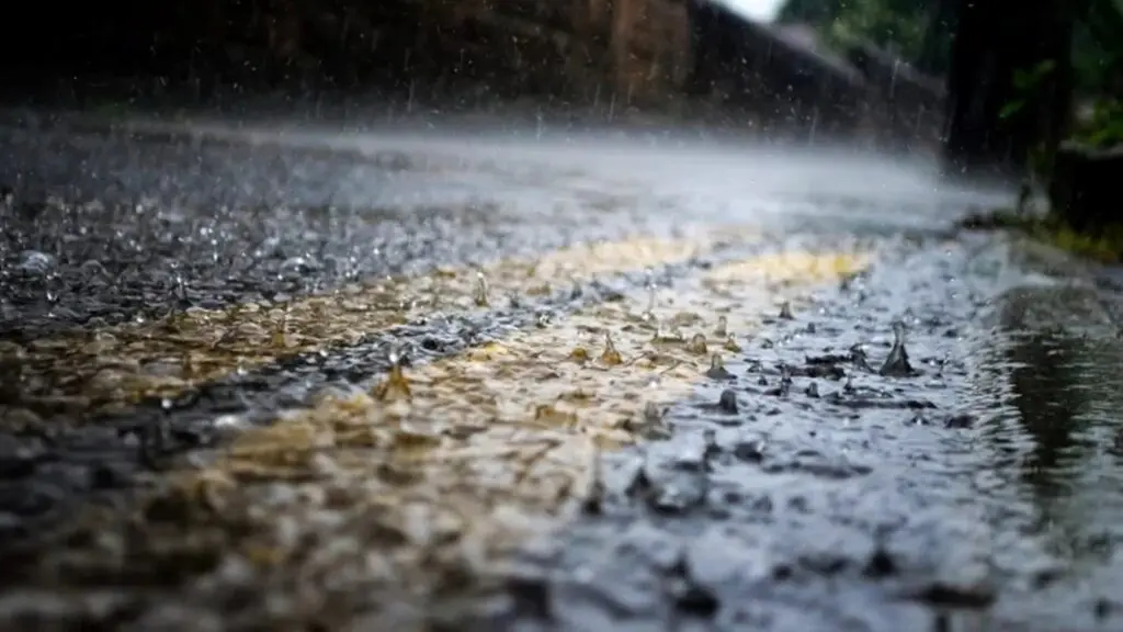 INMET emite alerta de chuvas intensas para a Serra e mais 55 cidades do ES