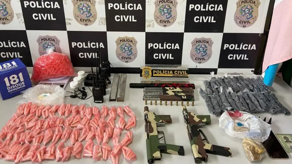 DENARC apreende duas submetralhadoras e vasta quantidade de drogas na Serra DENARC apreende duas submetralhadoras e vasta quantidade de drogas na Serra