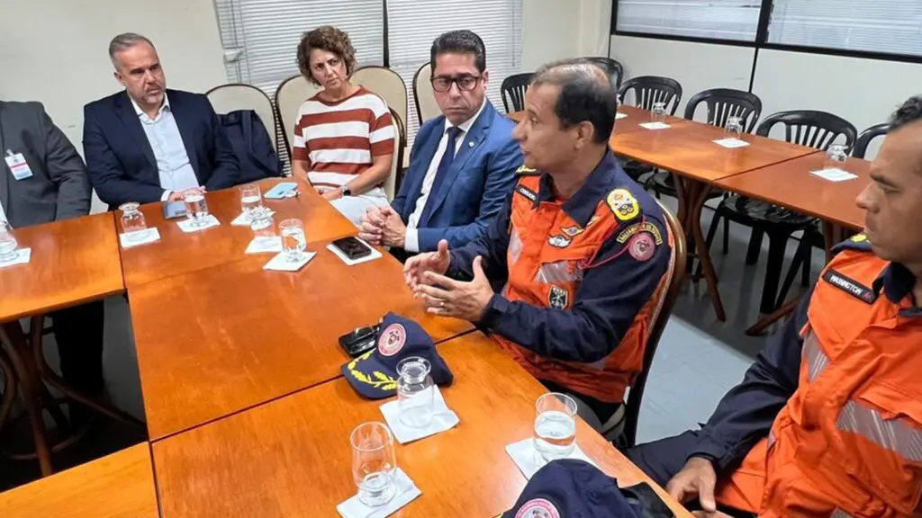 Deputado Marcelo Santos, presidente da ALES conversa com representantes do Corpo de Bonbeiros