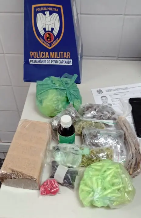 Sobre uma mesa branca alguns entorpecentes apreendidos pelas equipes da Polícia Militar.