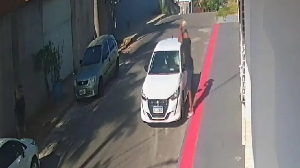 Vídeo: Sujeito tenta quebrar vidro de carro durante tentativa de furto em Jacaraípe Sujeito é flagrado tentando destruir um para brisas de um veículo na Serra.