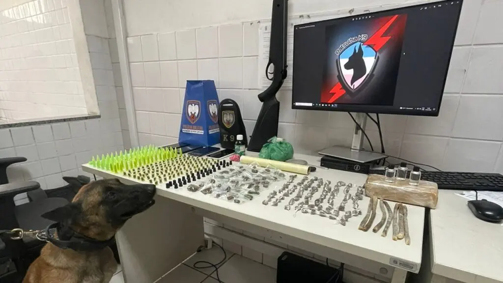 Polícia Militar prende um dos chefes do tráfico de drogas em Nova Almeida Polícia Militar prende líder do tráfico de drogas após denúncias na Serra.