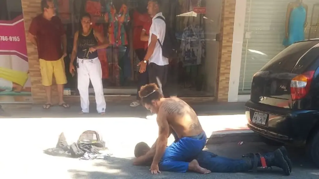 Professor de jiu-jitsu imobiliza bandido e evita furto de veículo na Serra Sujeito se dá mal após tentar furtar veículo de aluna de jiu-jitsu na Serra.