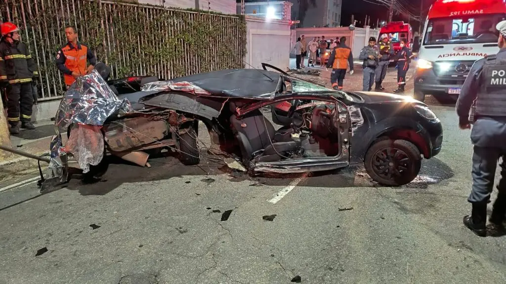 Vídeo: Grave acidente termina com carro destruído e duas jovens mortas na Serra Acidente de carro termina com morte de duas Universitario na Serra.