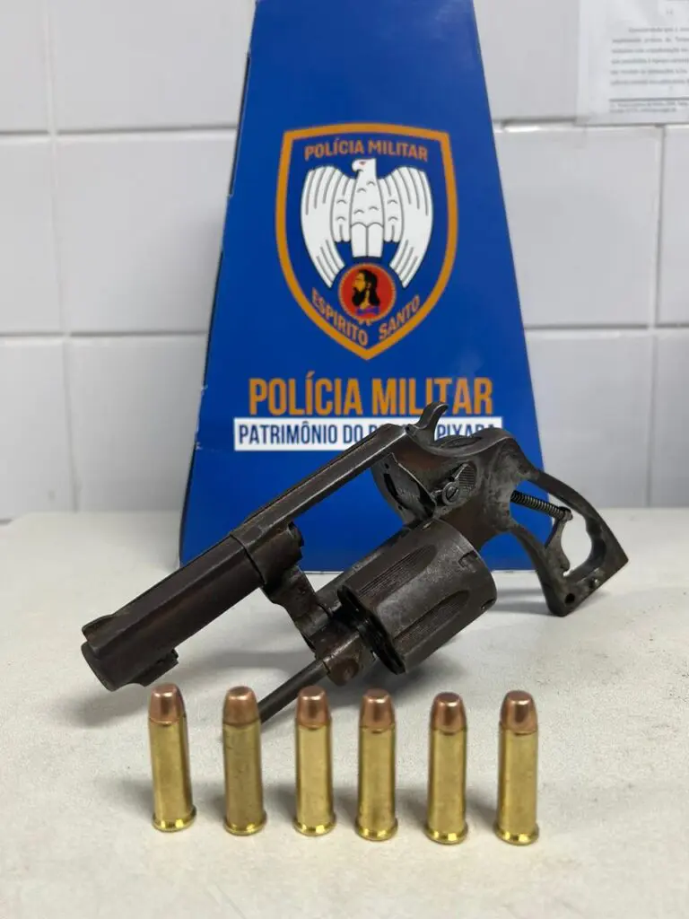 Sobre uma mesa material apreendido pela Força Tática um revólver calibre .38, e 6 munições do mesmo calibre.
