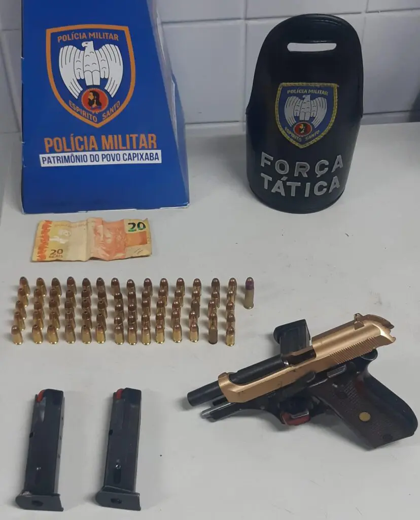 Sobre uma mesa material apreendido pela Força Tática uma pistola calibre .380, uma munição calibre .38 e 57 munições calibre .380, além de uma nota de R$ 20 reais