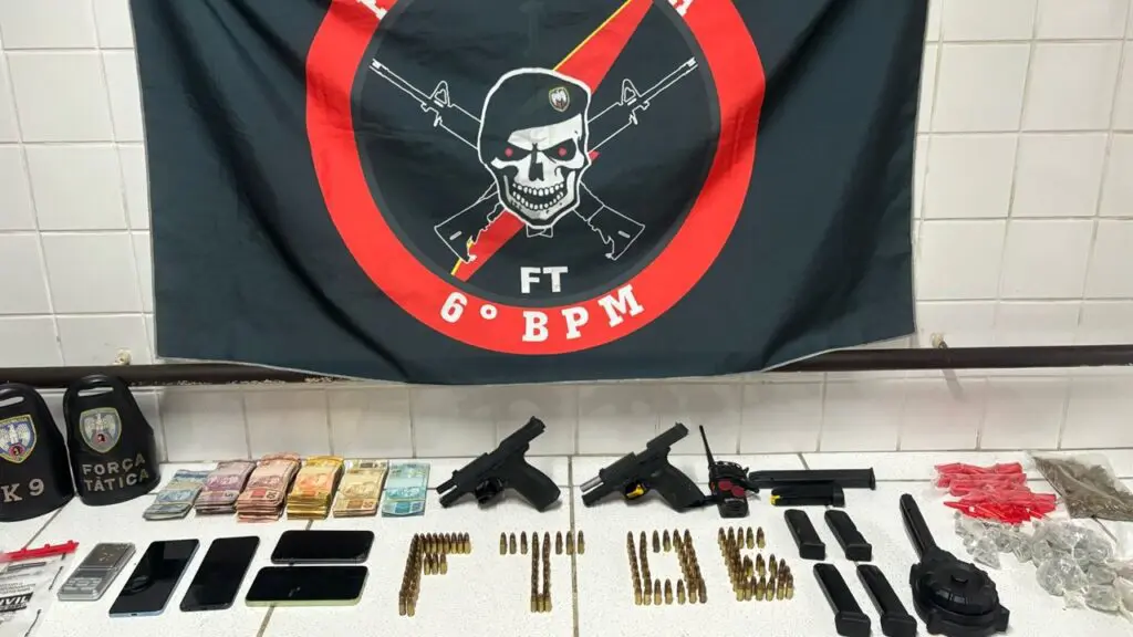 Força Tática arrocha biqueira e prende chefe do tráfico de drogas do bairro de Jardim Carapina Polícia Militar prende chefe do tráfico após invasão de residencia em Jardim Carapina.