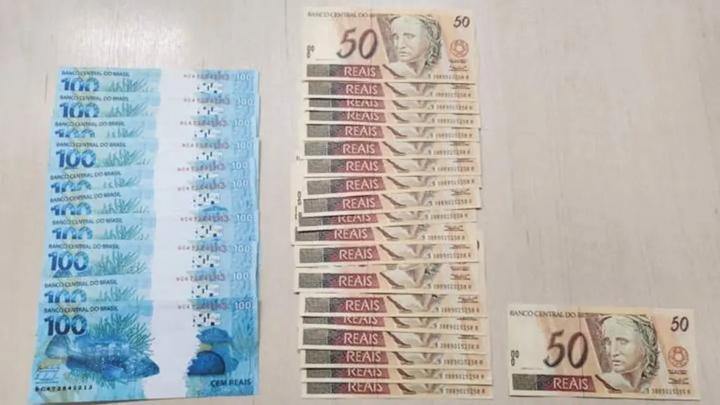 Polícia Federal prende jovem que comprou na internet R$ 2 mil em notas falsas na Serra Jovem é preso em flagrante após comprar R$ 2 mil em notas falsas na Serra.