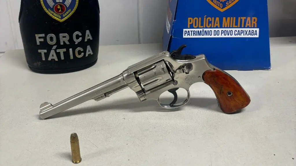 Polícia Militar detém sujeito e apreende arma de fogo após denúncia anônima na Serra Força Tática detém sujeito armado durante ocorrência de agressão na Serra.