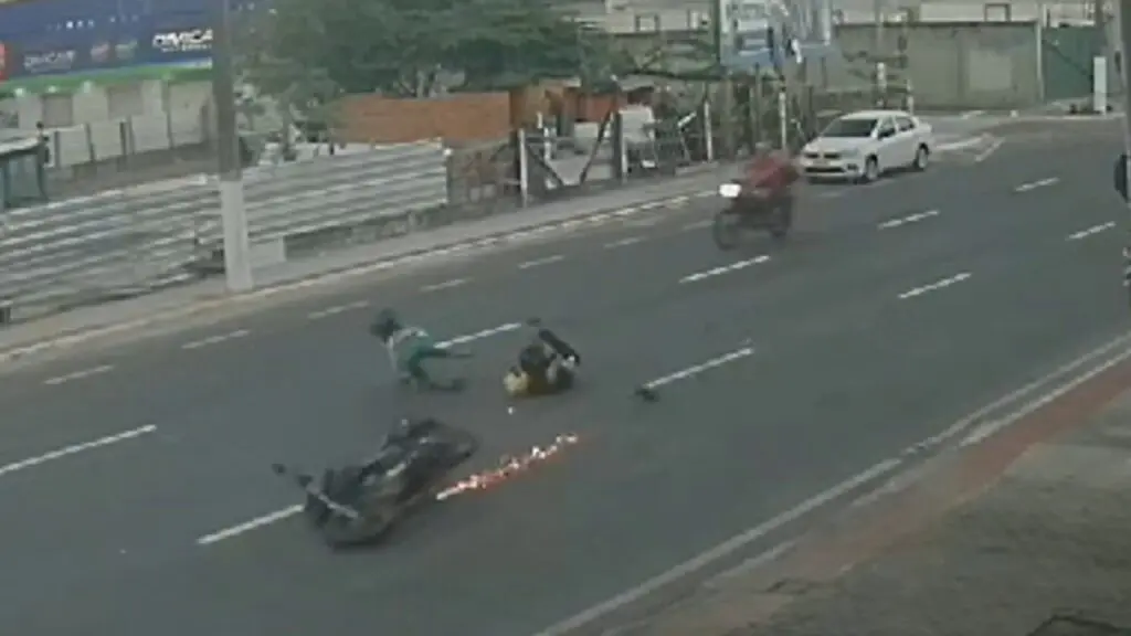 Vídeo: Acidente envolvendo duas motos é flagrado por câmeras de segurança na Serra Vídeo: Motoqueiros se envolvem em grave acidente em cruzamento na Serra.