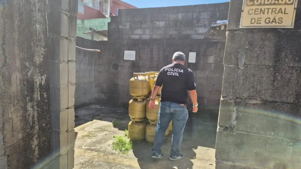 Polícia Civil apreendem 380 botijões de gás durante operação na cidade da Serra Operação contra cartel de botijão de gás na Serra.
