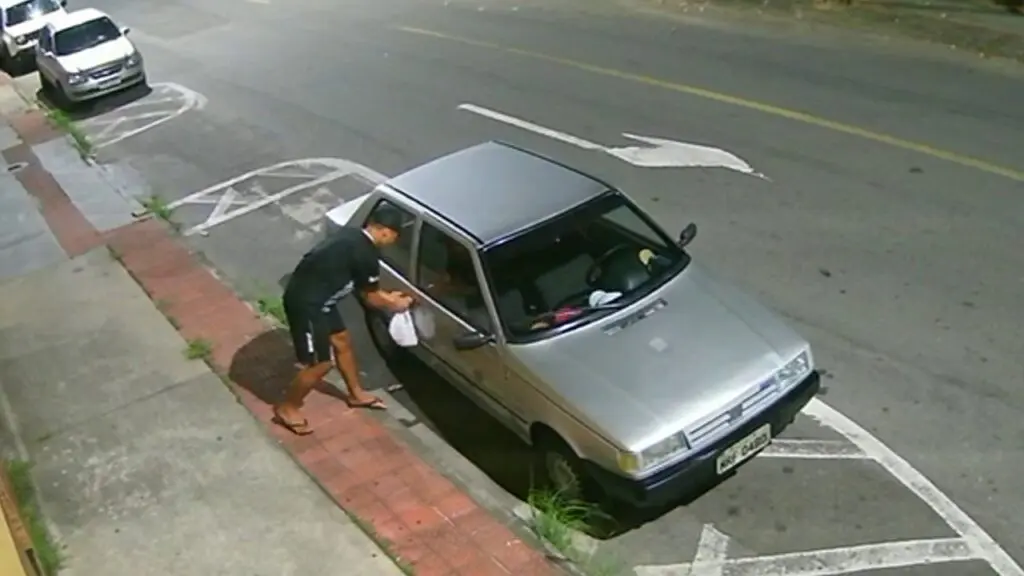 Vídeo: Sujeito é flagrado furtando carro durante a madrugada na Serra Cameras de segurança flagram ação de ladrão furtando veículo durante a madrugada na Serra.