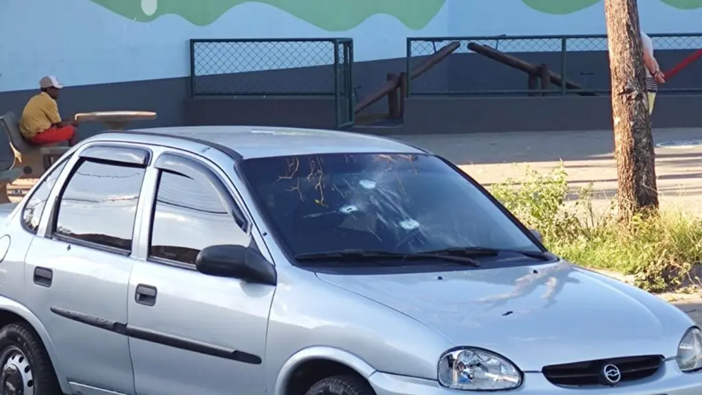 Tiroteio assusta moradores e deixa carro perfurado por tiros na Serra