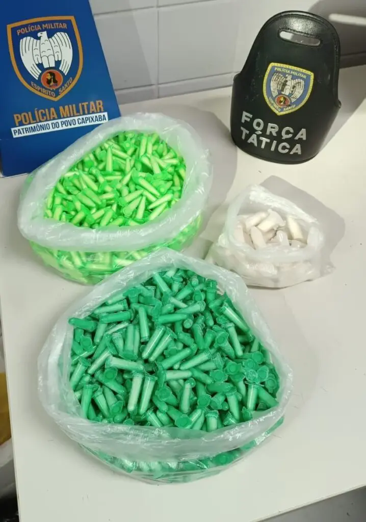 Materiais aprendidos pela Força Tatica sobre uma mesa 1.004 pinos de cocaína.